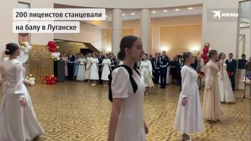 Полонез, кадриль и вальс: бал лицеистов в Луганске прошел в лучших традициях Российской Империи