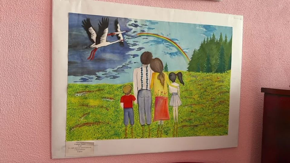 Перед началом торжественного мероприятия, посвященного Дню матери, глава городского округа город Первомайск Сергей Колягин погрузился в мир детского творчества на выставке «Образы матери»