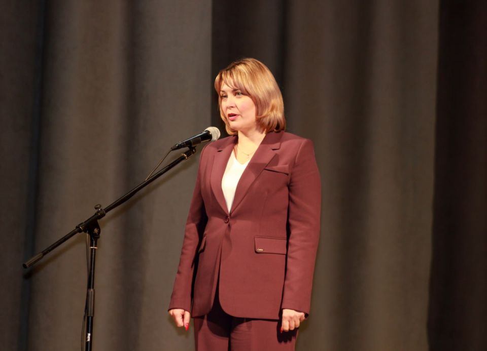 «С любовью к мамам»: в Краснодоне состоялось торжественное мероприятие, посвящённое Дню матери