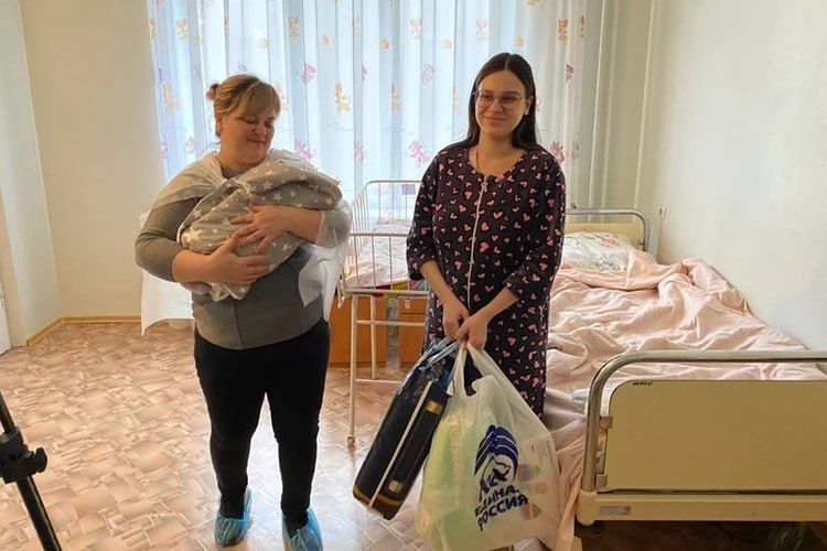 Роднее мамы в мире нет: В преддверии Дня матери в Антраците поздравили рожениц Роднее мамы в мире нет: В преддверии Дня матери в Антраците поздравили рожениц