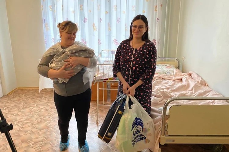 Роднее мамы в мире нет: В преддверии Дня матери в Антраците поздравили рожениц Роднее мамы в мире нет: В преддверии Дня матери в Антраците поздравили рожениц