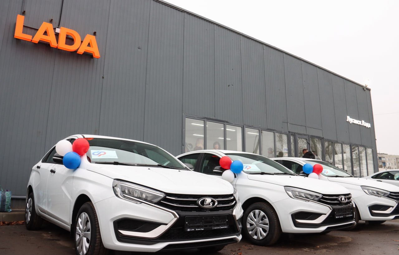 ОСФР по ЛНР передал во владение гражданам, ранее пострадавшим на производстве, автомобили с ручным управлением