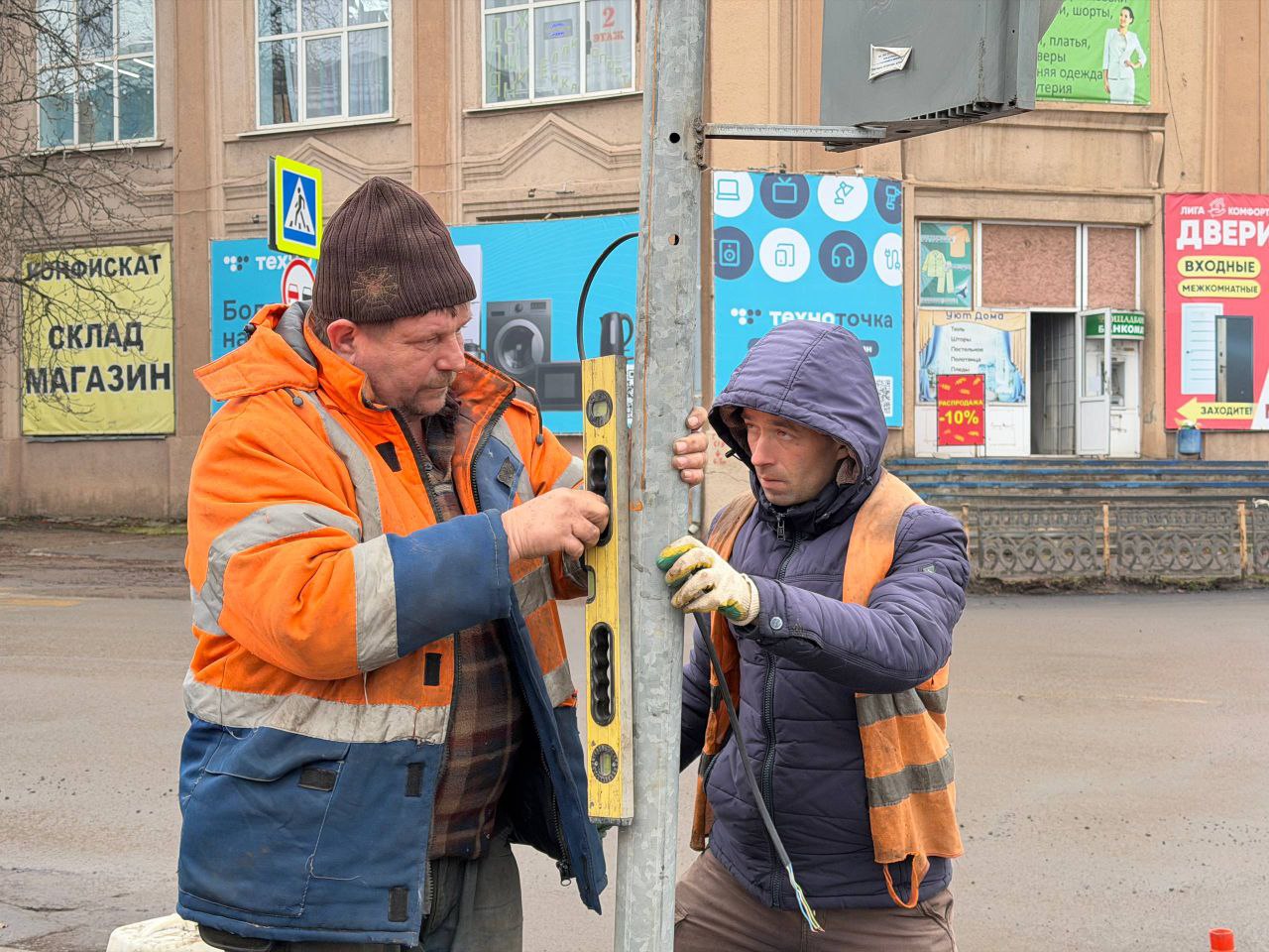 Сергей Колягин: Продолжаем восстанавливать работоспособность светофорного комплекса, регулирующего движение на перекрестке улиц Бахмутского, Ленина, Островского и Макаренко в Первомайске Сергей Колягин: Продолжаем восстанавливать работоспособность светофорного комплекса, регулирующего движение на перекрестке улиц Бахмутского, Ленина, Островского и Макаренко в Первомайске