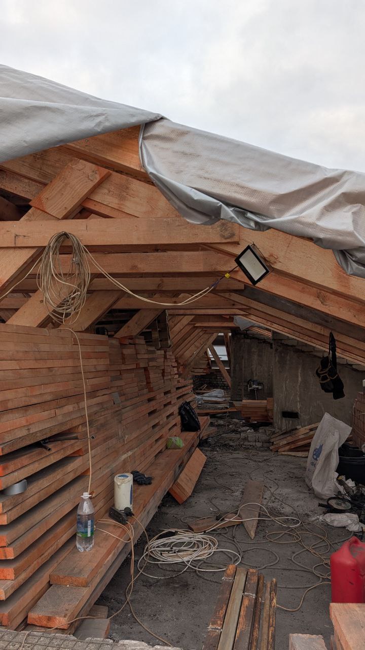 В поселке Краснодон продолжается капитальный ремонт кровли многоквартирного жилого дома по адресу: ул. Елисеенко, д. 14. Работы ведутся в рамках специального инфраструктурного проекта при поддержке Тюменской области В поселке Краснодон продолжается капитальный ремонт кровли многоквартирного жилого дома по адресу: ул. Елисеенко, д. 14. Работы ведутся в рамках специального инфраструктурного проекта при поддержке Тюменской области