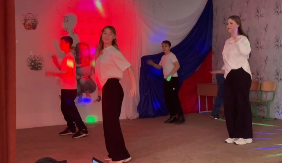 Сегодня в «Станично-Луганской средней школе имени Грекова П.М.» прошел праздничный концерт, посвященный Дню матери Сегодня в «Станично-Луганской средней школе имени Грекова П.М.» прошел праздничный концерт, посвященный Дню матери