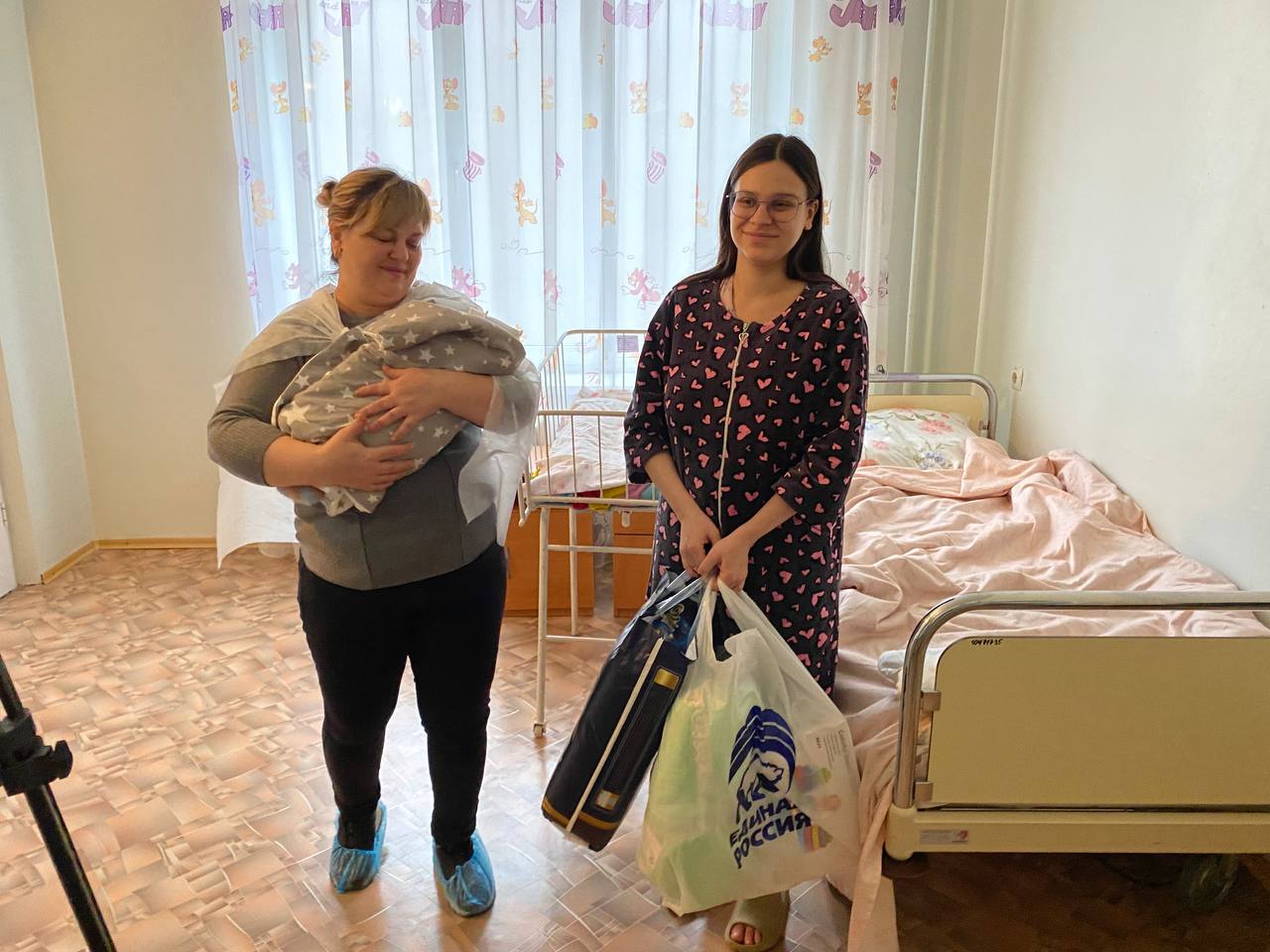 В преддверии Дня матери единороссы поздравили рожениц в Антраците В преддверии Дня матери единороссы поздравили рожениц в Антраците
