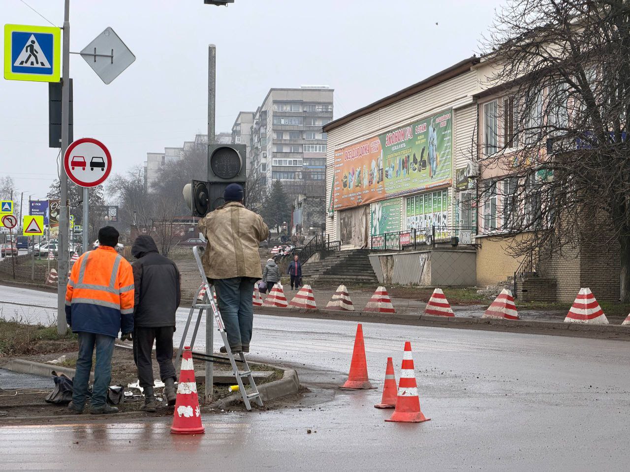 Сергей Колягин: Продолжаем восстанавливать работоспособность светофорного комплекса, регулирующего движение на перекрестке улиц Бахмутского, Ленина, Островского и Макаренко в Первомайске Сергей Колягин: Продолжаем восстанавливать работоспособность светофорного комплекса, регулирующего движение на перекрестке улиц Бахмутского, Ленина, Островского и Макаренко в Первомайске