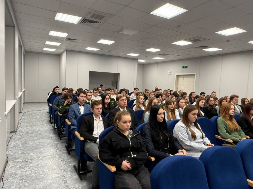 Яна Пащенко обсудила с молодежью Луганска развитие города и карьерные возможности Яна Пащенко обсудила с молодежью Луганска развитие города и карьерные возможности