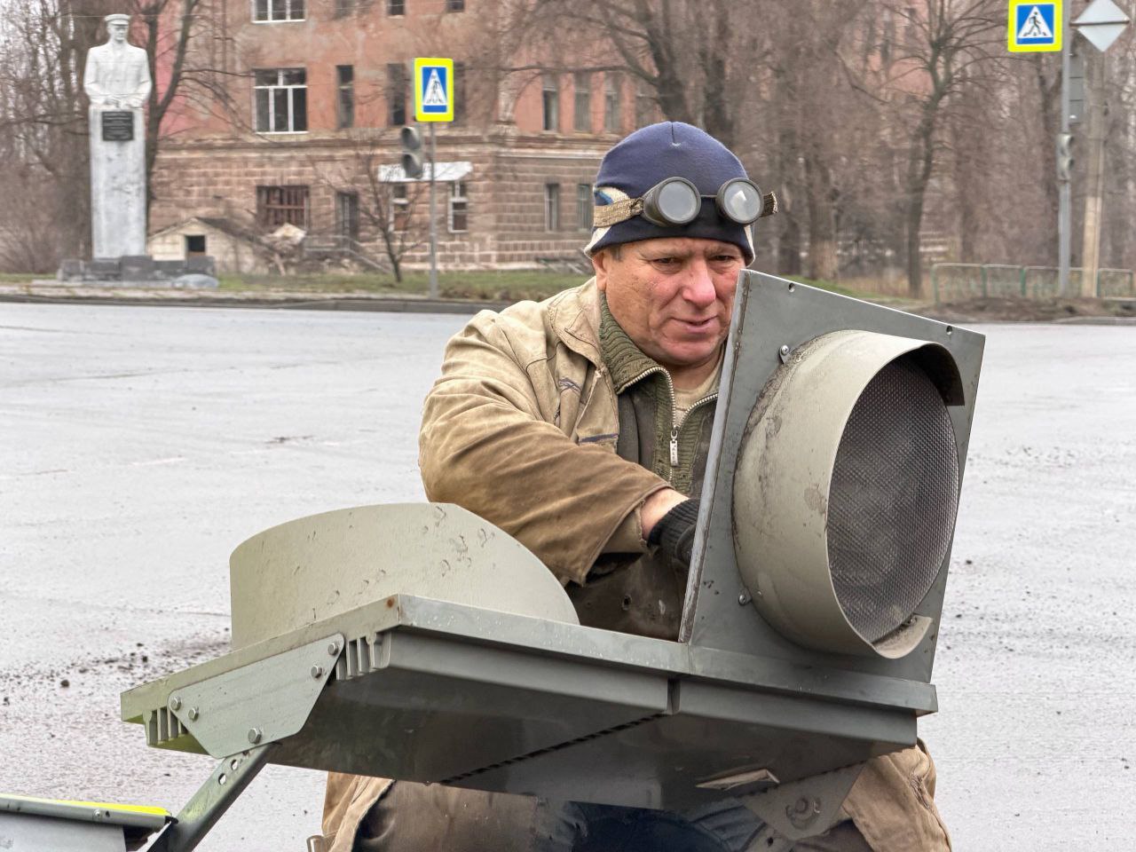 Сергей Колягин: Продолжаем восстанавливать работоспособность светофорного комплекса, регулирующего движение на перекрестке улиц Бахмутского, Ленина, Островского и Макаренко в Первомайске Сергей Колягин: Продолжаем восстанавливать работоспособность светофорного комплекса, регулирующего движение на перекрестке улиц Бахмутского, Ленина, Островского и Макаренко в Первомайске