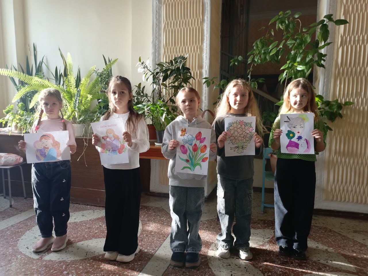 В преддверии праздника Дня матери в посёлке городского типа Дубовский состоялась тематическая выставка детских рисунков, которая даёт возможность рассказать о том, как сильно дети любят, ценят и уважают своих мам В преддверии праздника Дня матери в посёлке городского типа Дубовский состоялась тематическая выставка детских рисунков, которая даёт возможность рассказать о том, как сильно дети любят, ценят и уважают своих мам