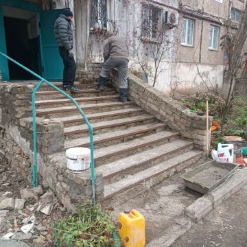 Специалисты Ровеньковского филиала НКО выполняют работы по текущему ремонту ступеней многоквартирных домов