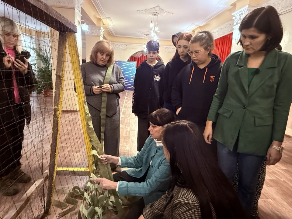 В Кировске в очередной раз прошел мастер – класс по изготовлению маскировочной сети для военнослужащих В Кировске в очередной раз прошел мастер – класс по изготовлению маскировочной сети для военнослужащих