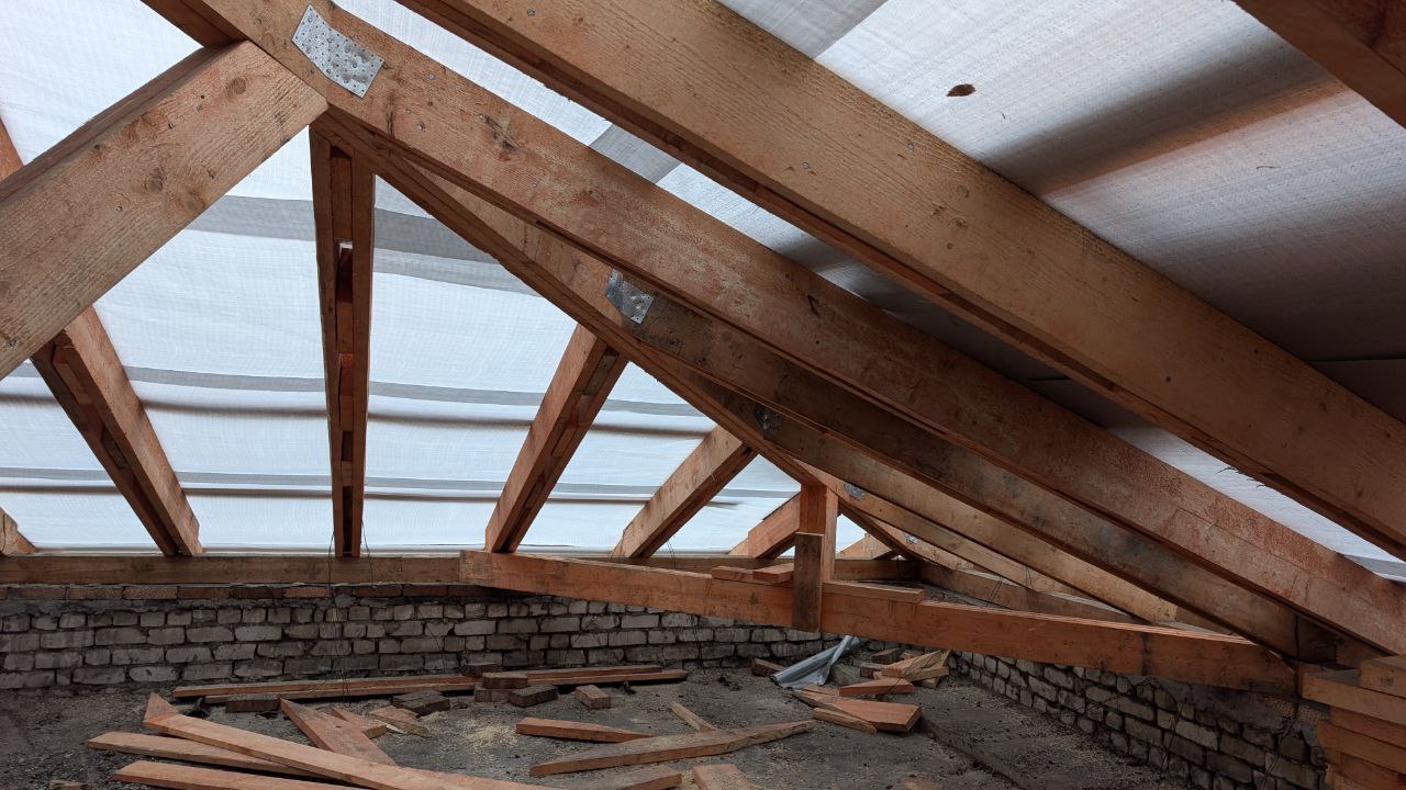 В поселке Краснодон продолжается капитальный ремонт кровли многоквартирного жилого дома по адресу: ул. Елисеенко, д. 14. Работы ведутся в рамках специального инфраструктурного проекта при поддержке Тюменской области В поселке Краснодон продолжается капитальный ремонт кровли многоквартирного жилого дома по адресу: ул. Елисеенко, д. 14. Работы ведутся в рамках специального инфраструктурного проекта при поддержке Тюменской области