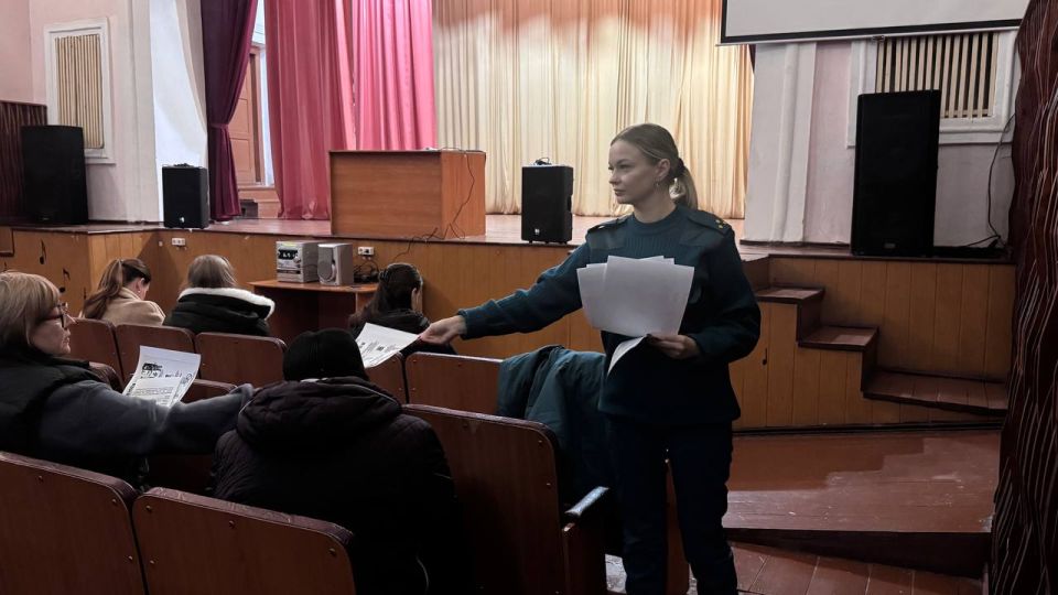 В здании Дома культуры имени Ленина пгт Дзержинский прошло важное собрание с жителями! На встрече обсудили очень актуальные темы, связанные с противопожарной безопасностью в осенне-зимний период и во время отопительного... В здании Дома культуры имени Ленина пгт Дзержинский прошло важное собрание с жителями! На встрече обсудили очень актуальные темы, связанные с противопожарной безопасностью в осенне-зимний период и во время отопительного...