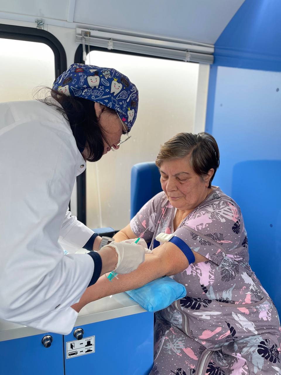 Передвижной ФАП Славяносербской ЦРБ продолжает свою работу, обеспечивая доступность медицины