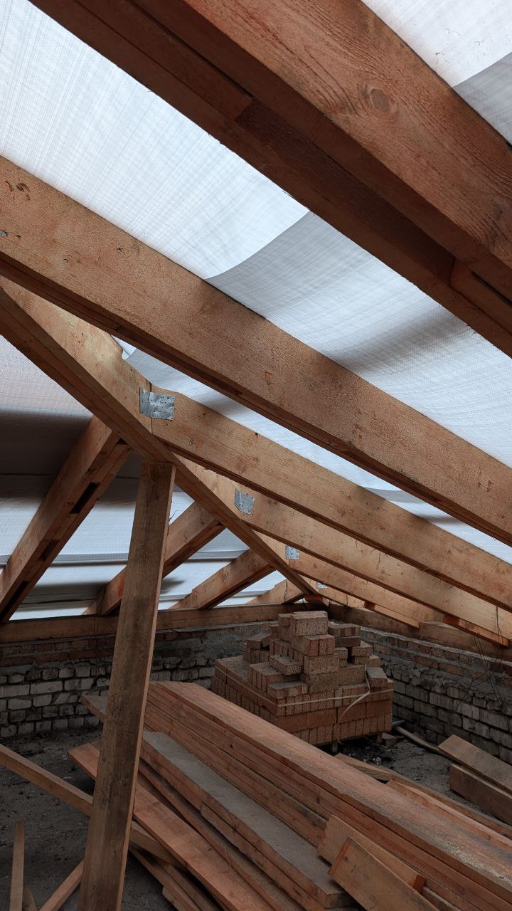 В поселке Краснодон продолжается капитальный ремонт кровли многоквартирного жилого дома по адресу: ул. Елисеенко, д. 14. Работы ведутся в рамках специального инфраструктурного проекта при поддержке Тюменской области В поселке Краснодон продолжается капитальный ремонт кровли многоквартирного жилого дома по адресу: ул. Елисеенко, д. 14. Работы ведутся в рамках специального инфраструктурного проекта при поддержке Тюменской области