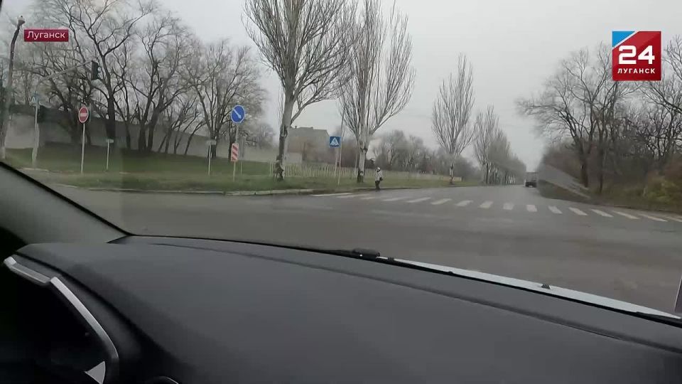 В Луганске в преддверии Международного дня инвалидов передали 20 новых автомобилей людям, пострадавшим на производстве