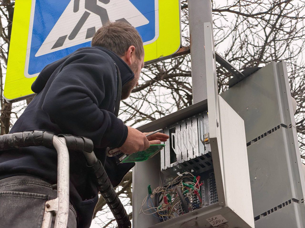 Сергей Колягин: Продолжаем восстанавливать работоспособность светофорного комплекса, регулирующего движение на перекрестке улиц Бахмутского, Ленина, Островского и Макаренко в Первомайске Сергей Колягин: Продолжаем восстанавливать работоспособность светофорного комплекса, регулирующего движение на перекрестке улиц Бахмутского, Ленина, Островского и Макаренко в Первомайске