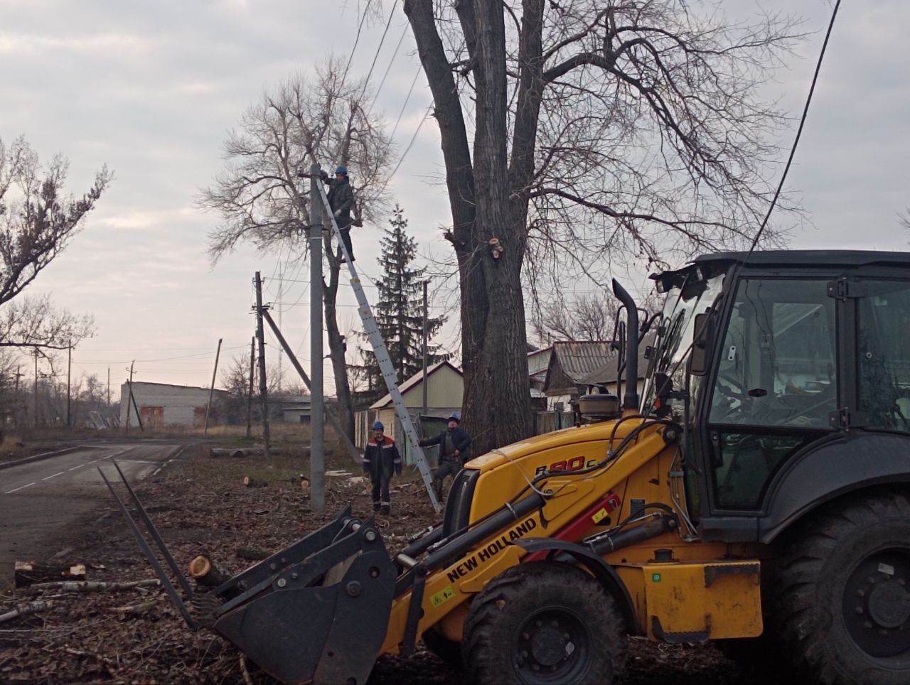 Безопасность превыше всего: РСК проводит опиловку деревьев над электросетями в Ровеньках Безопасность превыше всего: РСК проводит опиловку деревьев над электросетями в Ровеньках