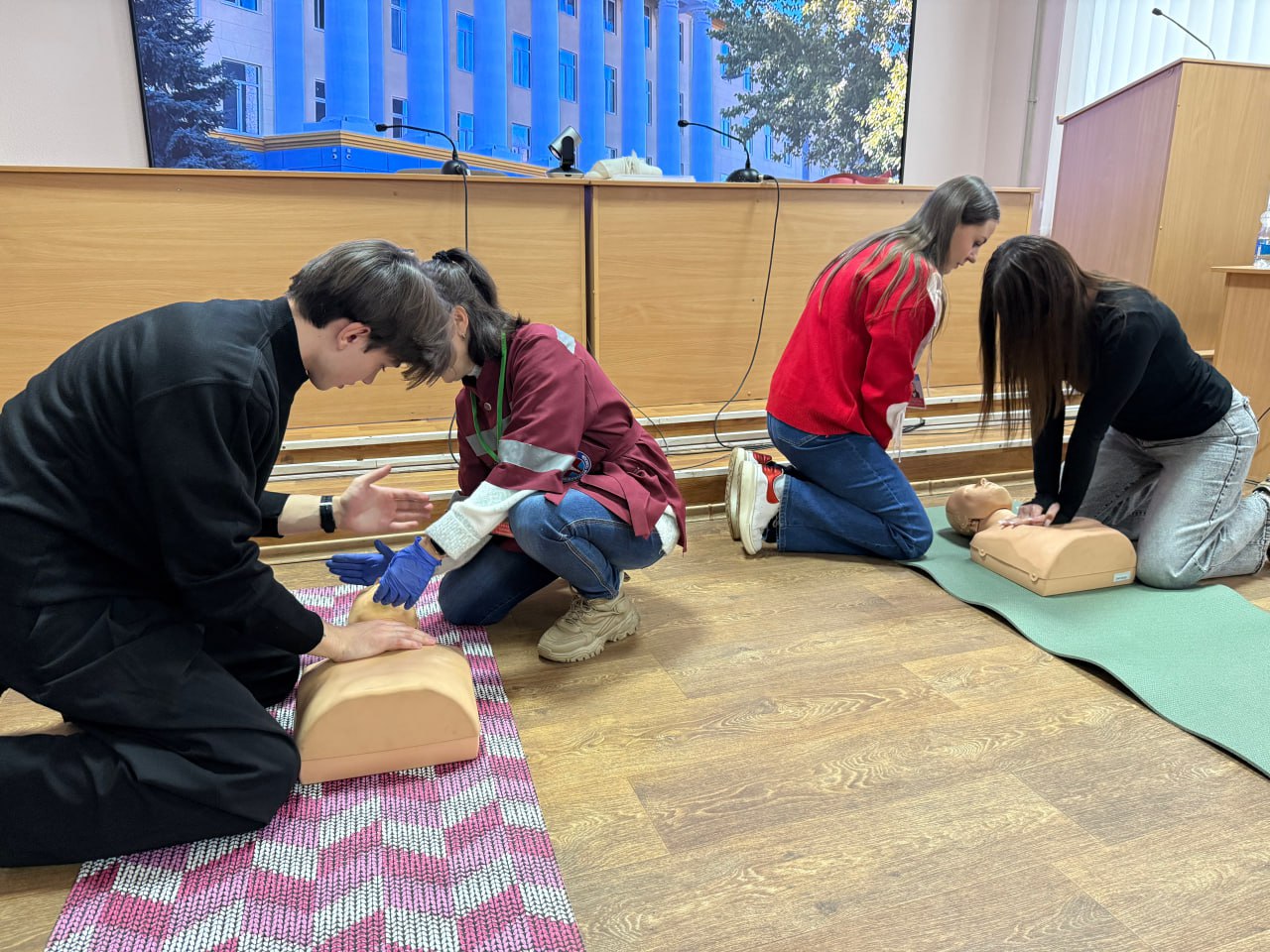 В Алчевской Школе медицины катастроф студентов ДГТУ ознакомили с правилами оказания первой помощи В Алчевской Школе медицины катастроф студентов ДГТУ ознакомили с правилами оказания первой помощи