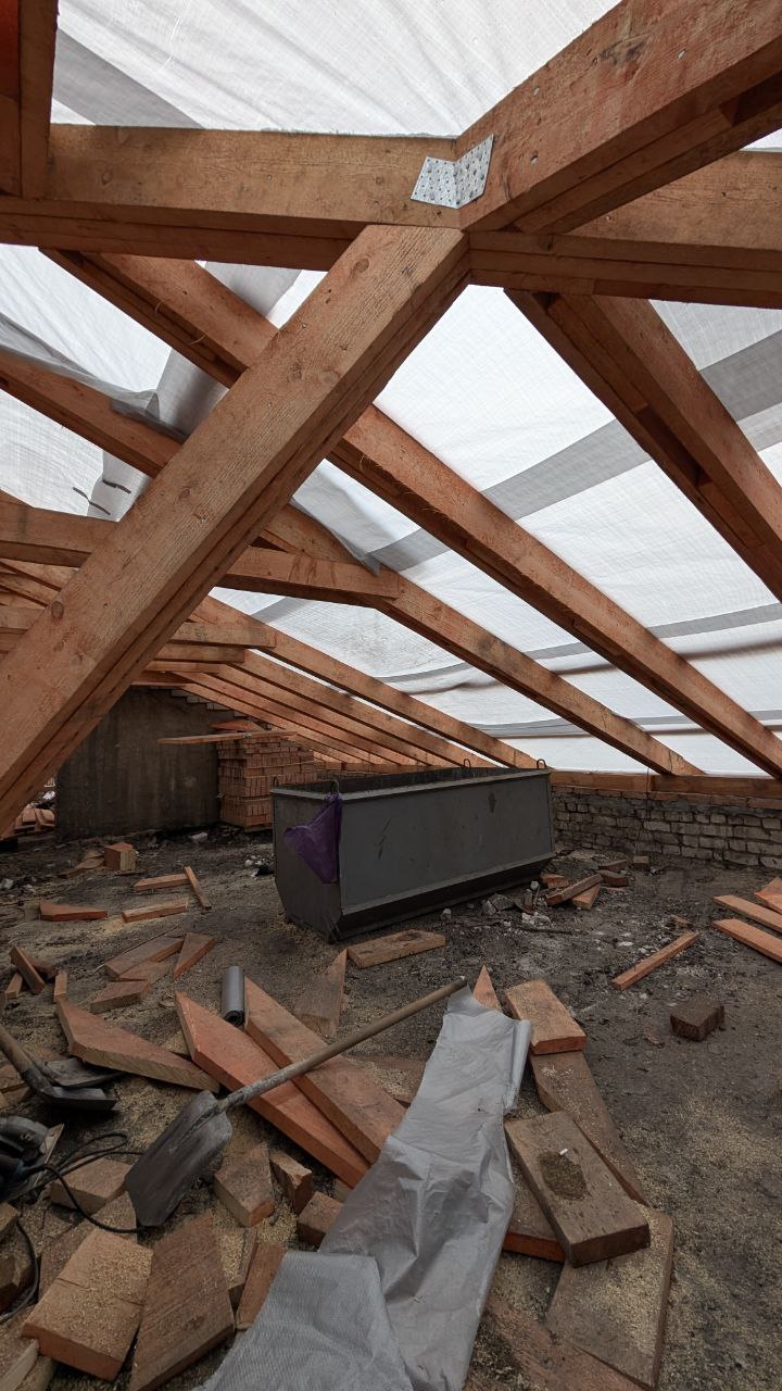 В поселке Краснодон продолжается капитальный ремонт кровли многоквартирного жилого дома по адресу: ул. Елисеенко, д. 14. Работы ведутся в рамках специального инфраструктурного проекта при поддержке Тюменской области В поселке Краснодон продолжается капитальный ремонт кровли многоквартирного жилого дома по адресу: ул. Елисеенко, д. 14. Работы ведутся в рамках специального инфраструктурного проекта при поддержке Тюменской области