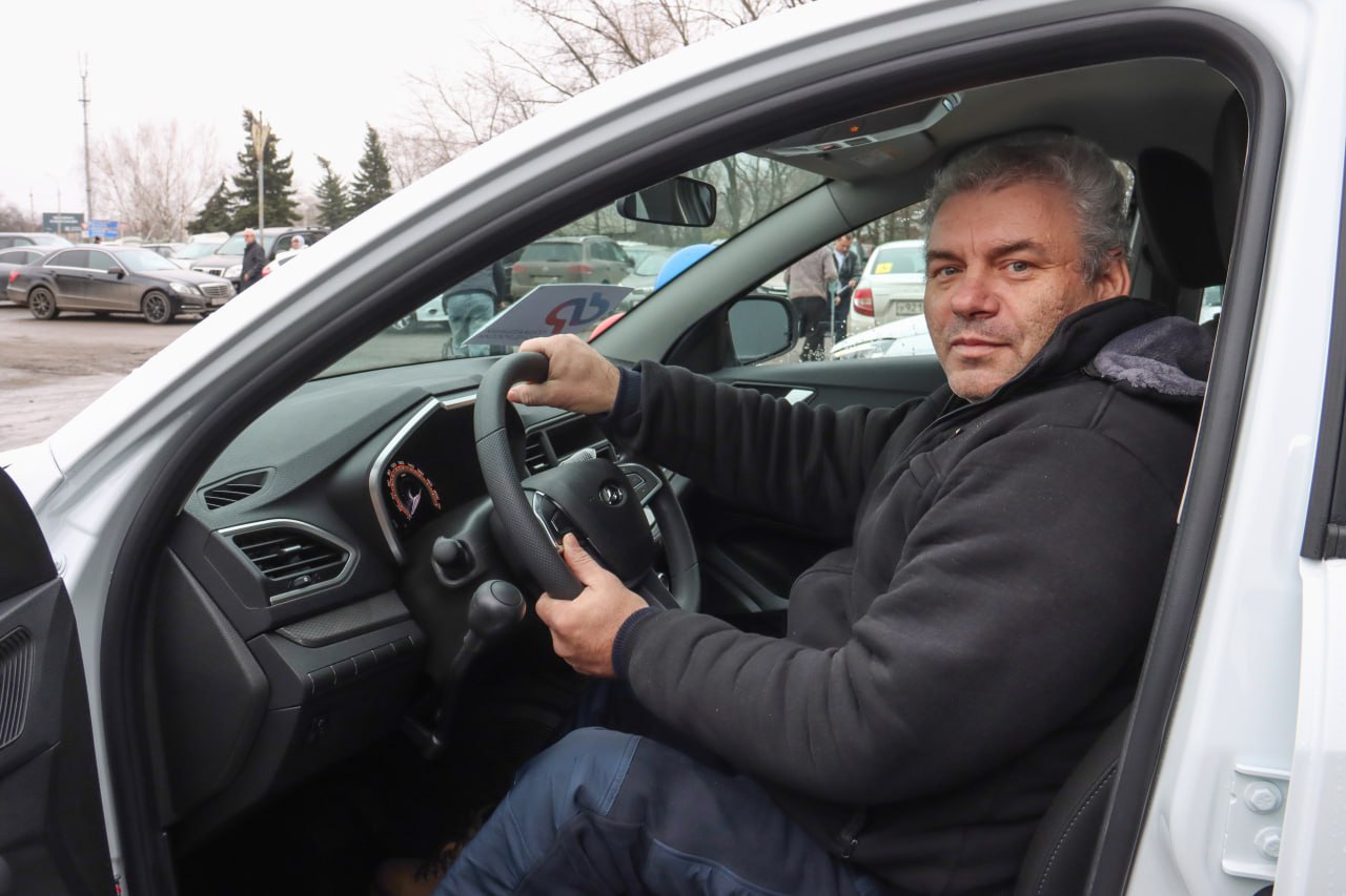 ОСФР по ЛНР передал во владение гражданам, ранее пострадавшим на производстве, автомобили с ручным управлением ОСФР по ЛНР передал во владение гражданам, ранее пострадавшим на производстве, автомобили с ручным управлением