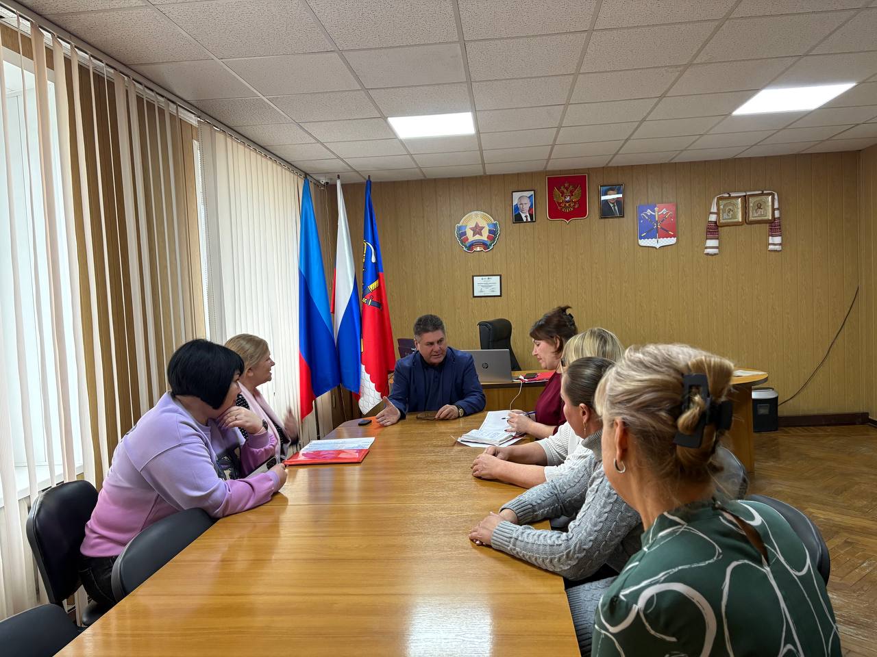 Альберт Зинченко: Вместе с председателем Совета Станично-Луганского МО Татьяной Пономаревой и заместителем Главы Администрации Анной Кулиш, в преддверии Дня Матери встретились с родственниками военнослужащих, которые погибли... Альберт Зинченко: Вместе с председателем Совета Станично-Луганского МО Татьяной Пономаревой и заместителем Главы Администрации Анной Кулиш, в преддверии Дня Матери встретились с родственниками военнослужащих, которые погибли...