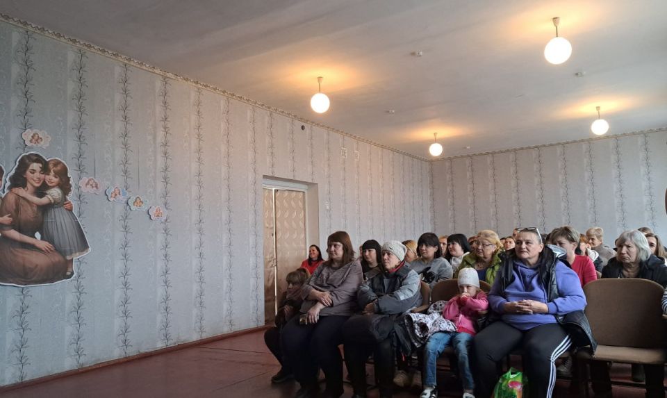Сегодня в «Станично-Луганской средней школе имени Грекова П.М.» прошел праздничный концерт, посвященный Дню матери Сегодня в «Станично-Луганской средней школе имени Грекова П.М.» прошел праздничный концерт, посвященный Дню матери