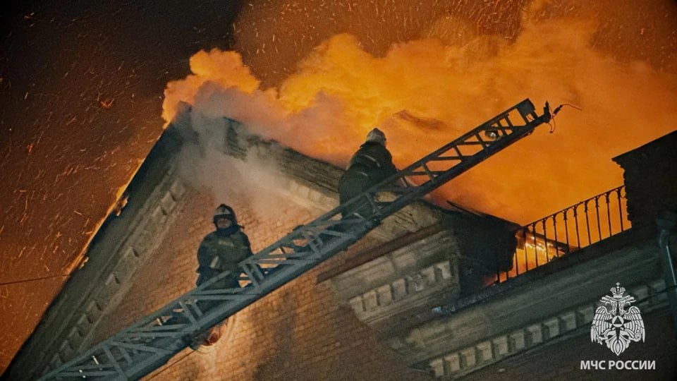 Пять пожаров потушили в ЛНР за сутки