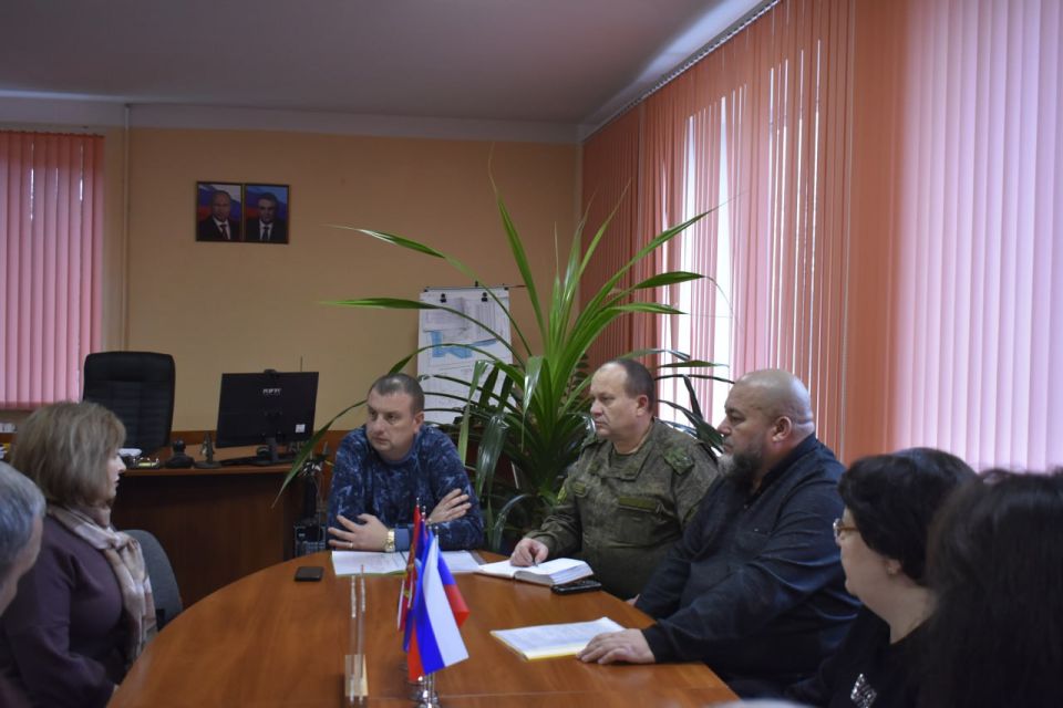 В Администрации Перевальского округа состоялась встреча с матерью погибшего военнослужащего