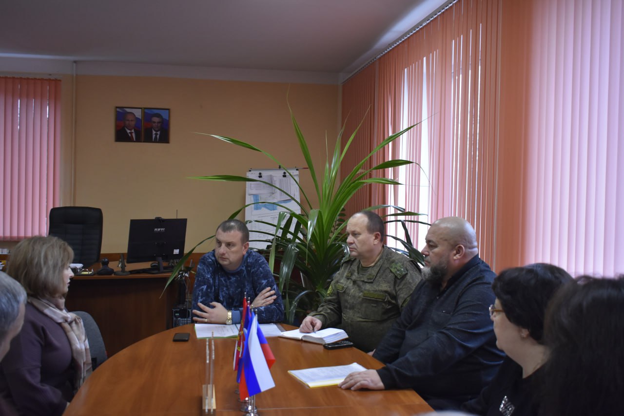 В Администрации Перевальского округа состоялась встреча с матерью погибшего военнослужащего