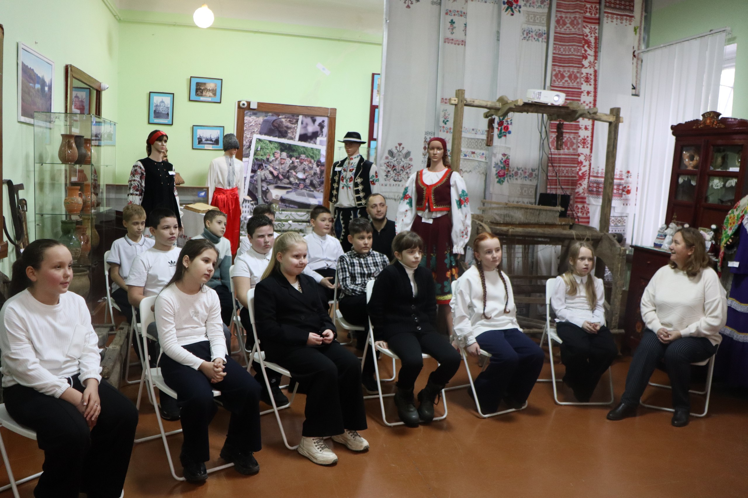 В музее истории города Ровеньки прошло интерактивное занятие «Веселые посиделки» В музее истории города Ровеньки прошло интерактивное занятие «Веселые посиделки»