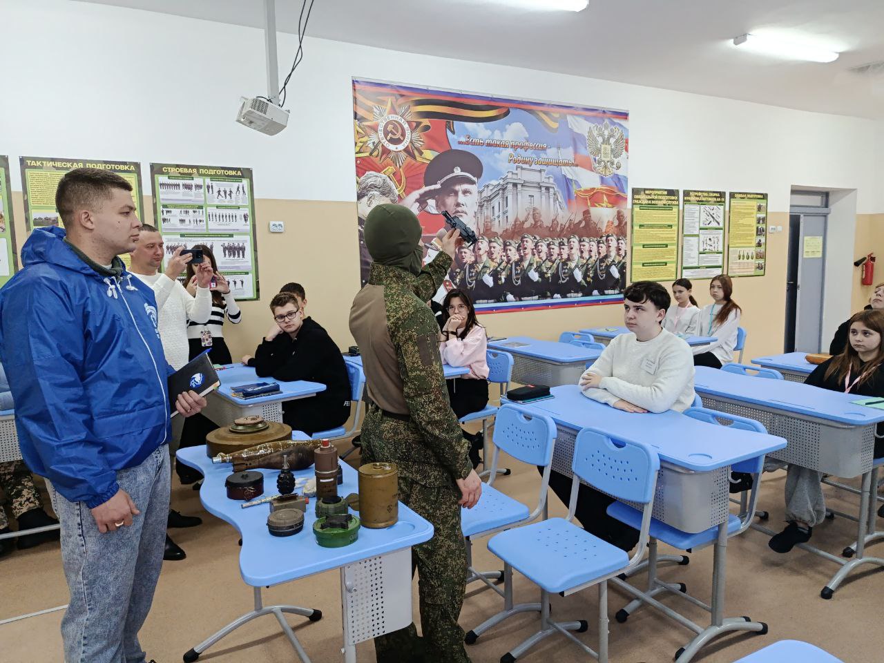 "ЕДИНАЯ РОССИЯ" продолжает обучать школьников Северодонецка правилам обращения со взрывоопасными предметами "ЕДИНАЯ РОССИЯ" продолжает обучать школьников Северодонецка правилам обращения со взрывоопасными предметами