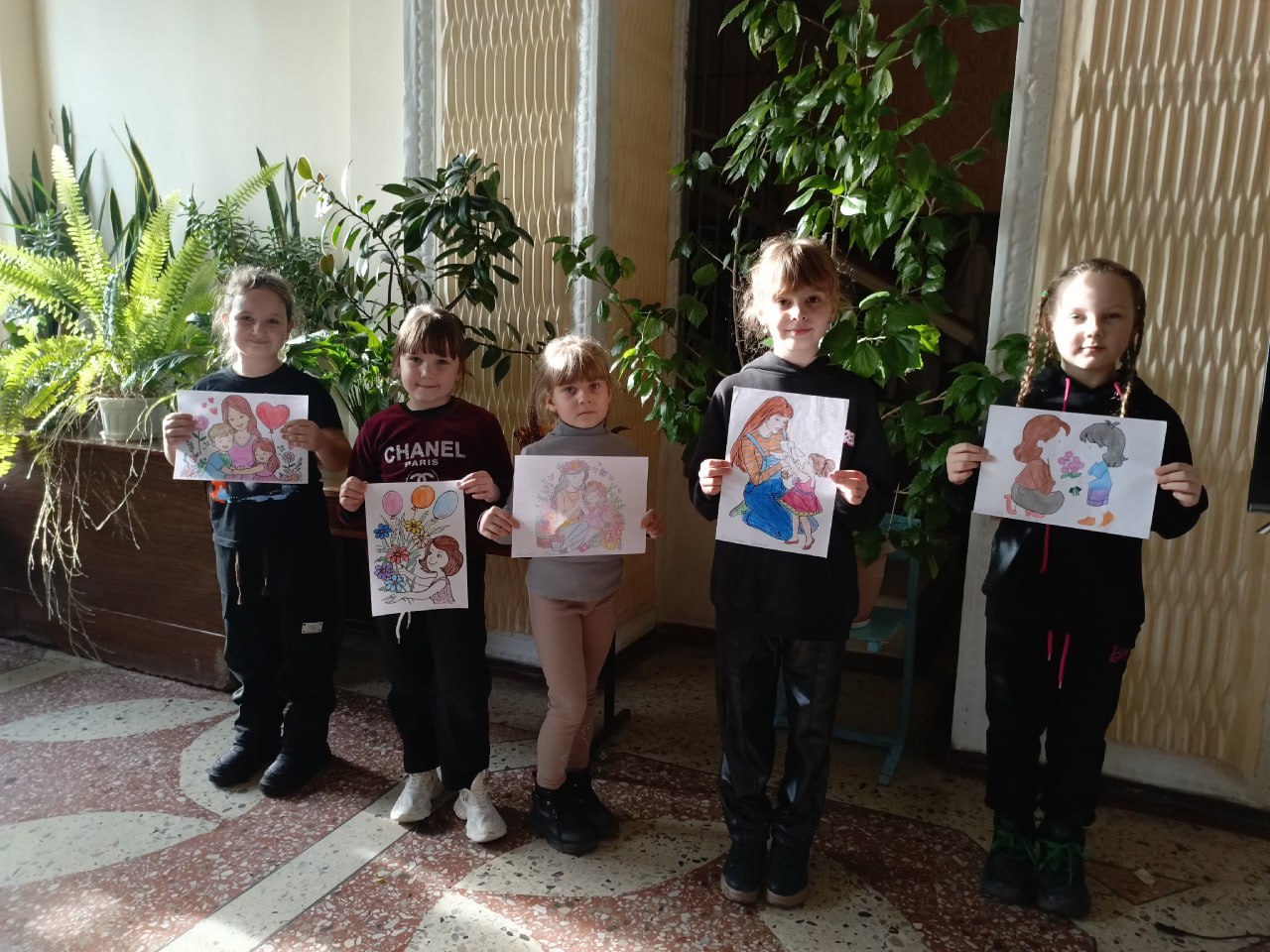 В преддверии праздника Дня матери в посёлке городского типа Дубовский состоялась тематическая выставка детских рисунков, которая даёт возможность рассказать о том, как сильно дети любят, ценят и уважают своих мам В преддверии праздника Дня матери в посёлке городского типа Дубовский состоялась тематическая выставка детских рисунков, которая даёт возможность рассказать о том, как сильно дети любят, ценят и уважают своих мам