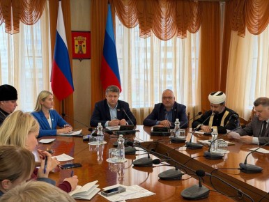 В Администрации города Луганска состоялось заседание депутатского клуба, посвященное вопросам укрепления межконфессионального единства и развитию сотрудничества с Общественной палатой ЛНР