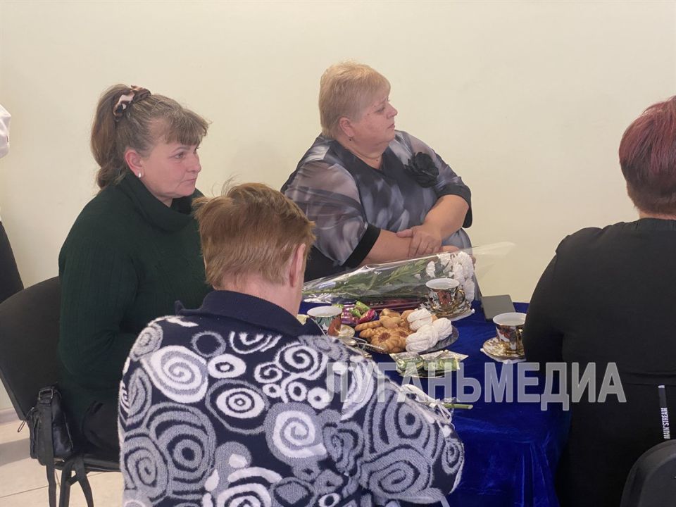 В преддверии Дня матери в Меловом состоялась церемония, посвященная матерям героев, отдавших жизни за Отечество, и тем, чьи сыновья сейчас находятся в зоне боевых действий В преддверии Дня матери в Меловом состоялась церемония, посвященная матерям героев, отдавших жизни за Отечество, и тем, чьи сыновья сейчас находятся в зоне боевых действий