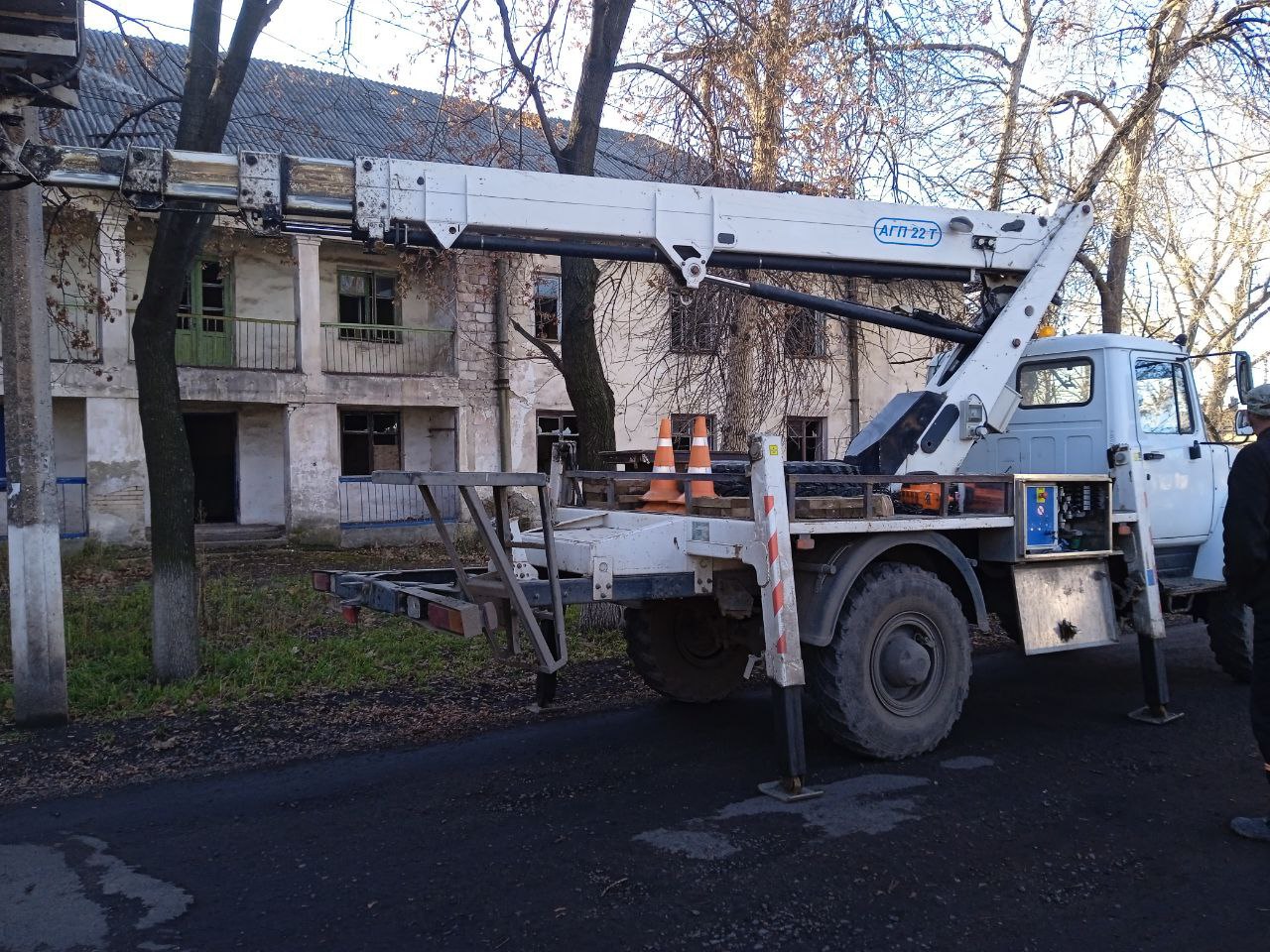 В населенных пунктах Краснодонщины провели ремонт линий наружного освещения В населенных пунктах Краснодонщины провели ремонт линий наружного освещения