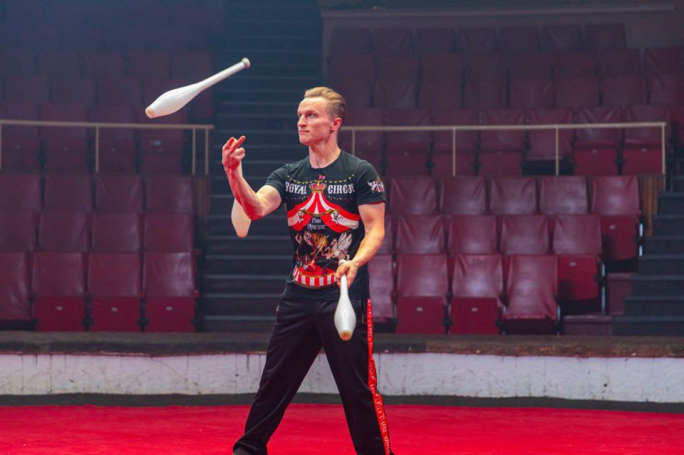 Мастер-класс от артистов цирковой программы «Золотой сезон» прошел сегодня в Луганском цирке Мастер-класс от артистов цирковой программы «Золотой сезон» прошел сегодня в Луганском цирке