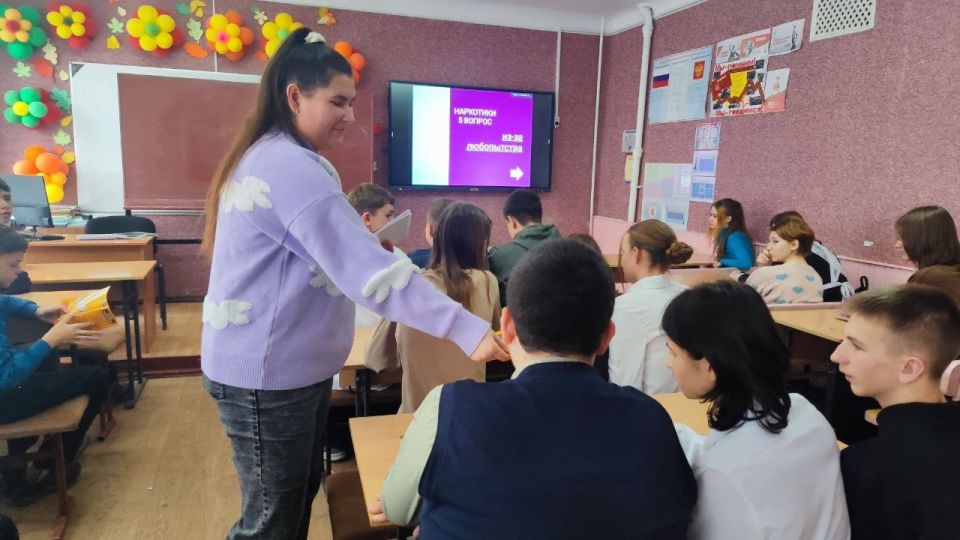 В Лутугинской средней школе №2 прошла беседа на тему «Вредные привычки и терроризм» В Лутугинской средней школе №2 прошла беседа на тему «Вредные привычки и терроризм»