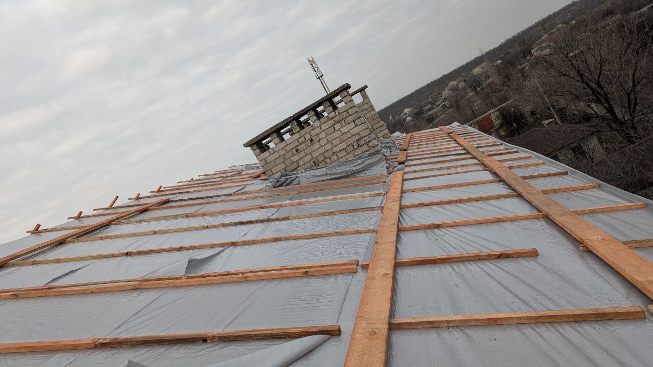 В поселке Краснодон продолжается капитальный ремонт кровли многоквартирного жилого дома по адресу: ул. Елисеенко, д. 14. Работы ведутся в рамках специального инфраструктурного проекта при поддержке Тюменской области В поселке Краснодон продолжается капитальный ремонт кровли многоквартирного жилого дома по адресу: ул. Елисеенко, д. 14. Работы ведутся в рамках специального инфраструктурного проекта при поддержке Тюменской области