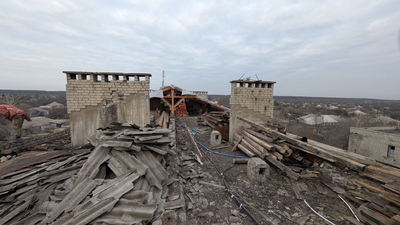 В поселке Краснодон продолжается капитальный ремонт кровли многоквартирного жилого дома по адресу: ул. Елисеенко, д. 14. Работы ведутся в рамках специального инфраструктурного проекта при поддержке Тюменской области В поселке Краснодон продолжается капитальный ремонт кровли многоквартирного жилого дома по адресу: ул. Елисеенко, д. 14. Работы ведутся в рамках специального инфраструктурного проекта при поддержке Тюменской области