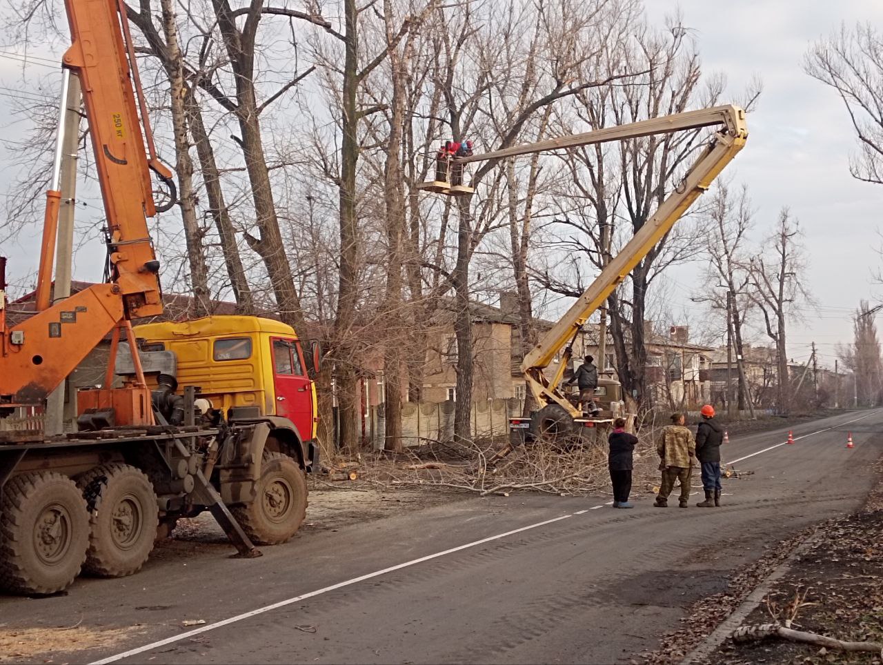 Безопасность превыше всего: РСК проводит опиловку деревьев над электросетями в Ровеньках Безопасность превыше всего: РСК проводит опиловку деревьев над электросетями в Ровеньках