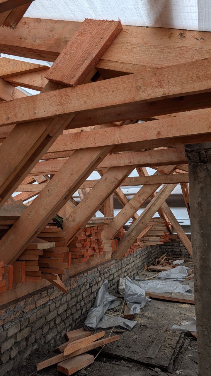 В поселке Краснодон продолжается капитальный ремонт кровли многоквартирного жилого дома по адресу: ул. Елисеенко, д. 14. Работы ведутся в рамках специального инфраструктурного проекта при поддержке Тюменской области В поселке Краснодон продолжается капитальный ремонт кровли многоквартирного жилого дома по адресу: ул. Елисеенко, д. 14. Работы ведутся в рамках специального инфраструктурного проекта при поддержке Тюменской области