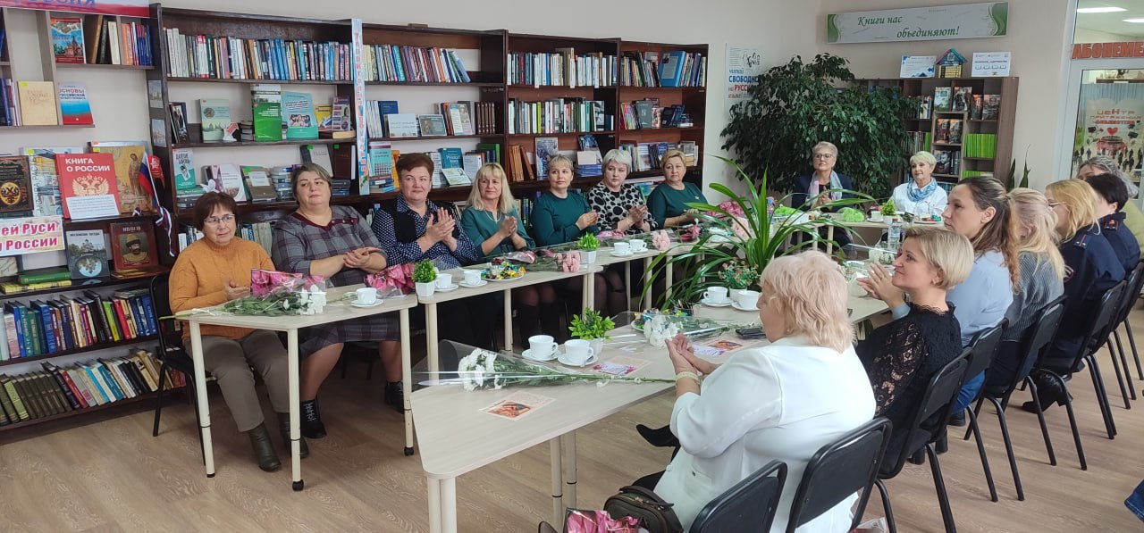 В Славяносербской центральной библиотеке состоялось торжественное мероприятие, посвященное Дню матери «Почёт тем, кто дарит жизнь» В Славяносербской центральной библиотеке состоялось торжественное мероприятие, посвященное Дню матери «Почёт тем, кто дарит жизнь»