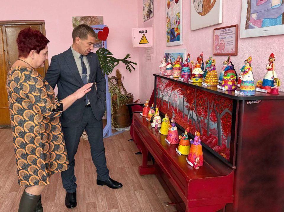 Перед началом торжественного мероприятия, посвященного Дню матери, глава городского округа город Первомайск Сергей Колягин погрузился в мир детского творчества на выставке «Образы матери» Перед началом торжественного мероприятия, посвященного Дню матери, глава городского округа город Первомайск Сергей Колягин погрузился в мир детского творчества на выставке «Образы матери»