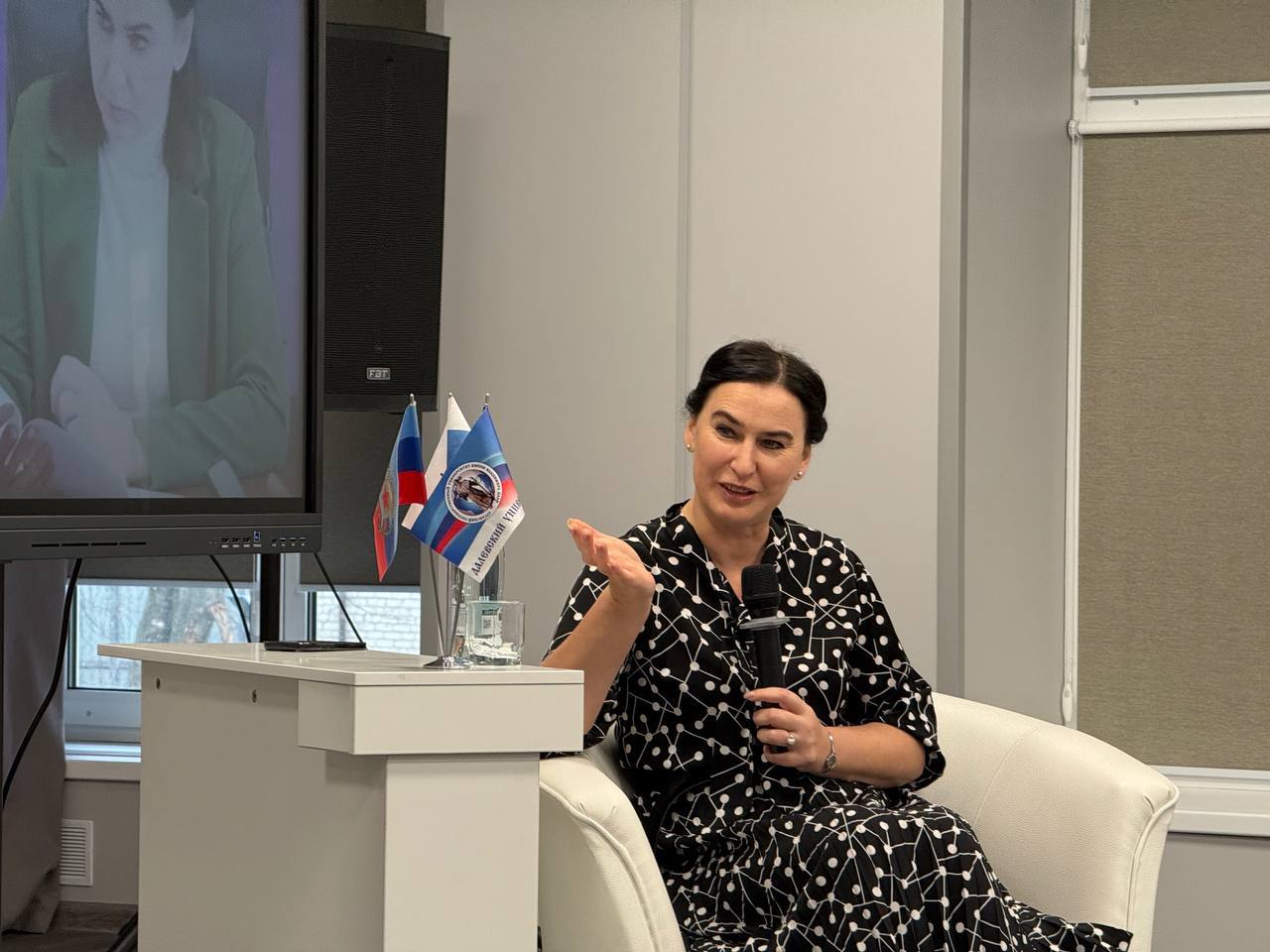 Яна Пащенко обсудила с молодежью Луганска развитие города и карьерные возможности Яна Пащенко обсудила с молодежью Луганска развитие города и карьерные возможности