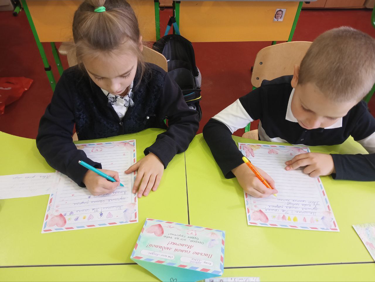 В 1 классе Станично-Луганской средней школы имени Грекова П.М. прошёл творческий мастер-класс по изготовлению открыток ко Дню Матери, и главными героями этого праздника стали наши замечательные ребята из движения "Орлята... В 1 классе Станично-Луганской средней школы имени Грекова П.М. прошёл творческий мастер-класс по изготовлению открыток ко Дню Матери, и главными героями этого праздника стали наши замечательные ребята из движения "Орлята...