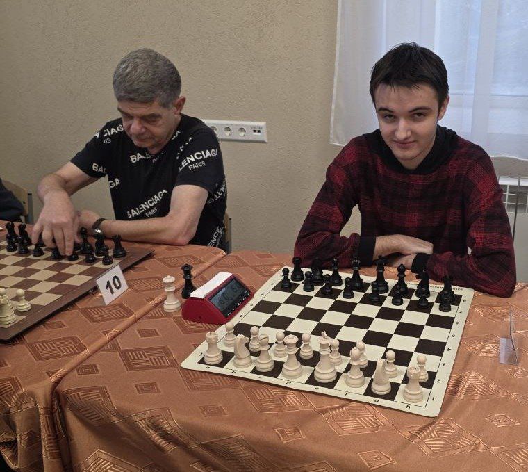 Турнир «Связь поколений»: Краснодонские шахматисты в борьбе за победу Турнир «Связь поколений»: Краснодонские шахматисты в борьбе за победу