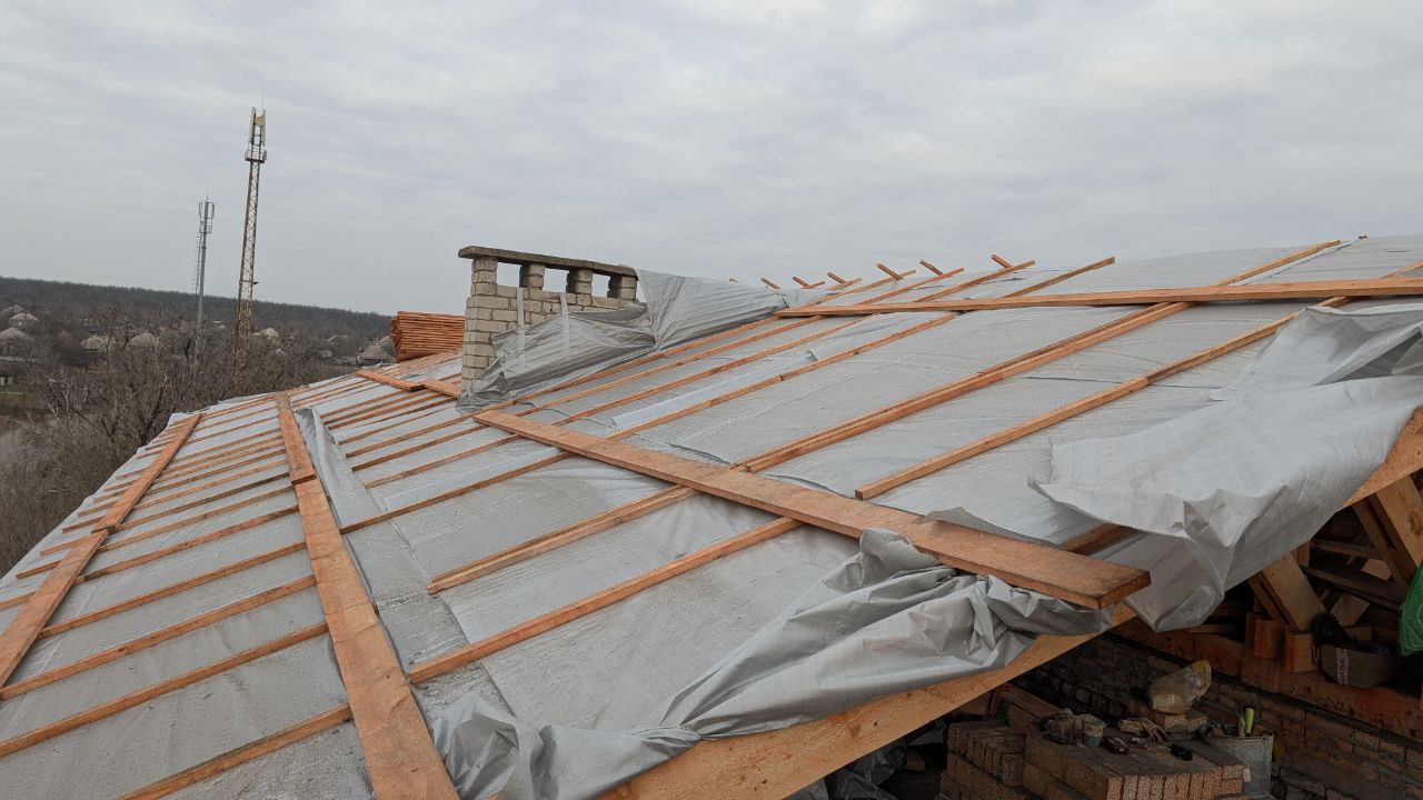 В поселке Краснодон продолжается капитальный ремонт кровли многоквартирного жилого дома по адресу: ул. Елисеенко, д. 14. Работы ведутся в рамках специального инфраструктурного проекта при поддержке Тюменской области