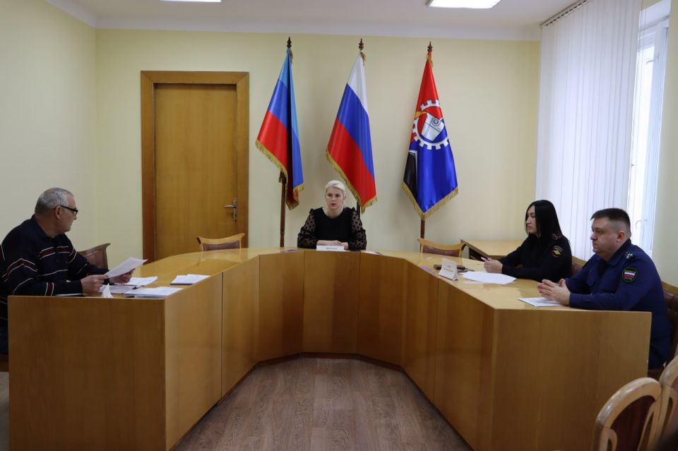 В Стаханове прошло заседание комиссии по делам несовершеннолетних и защите их прав